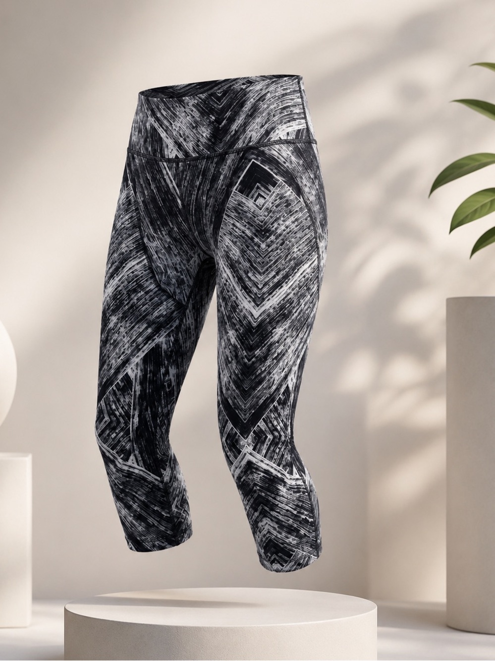 Lululemon Black and White Patterned Cropped Leggings Size 8
